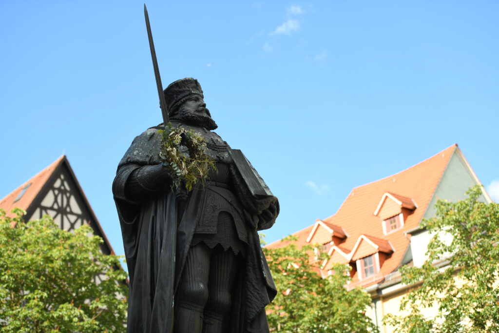 Bild von der Statue Hanfried am Marktplatz Jena